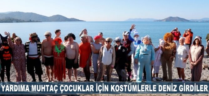 Yardıma muhtaç çocuklar için kostümlerle denize girdiler
