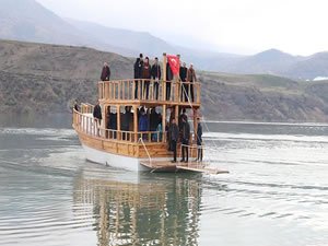 Denizi olmayan kentte 'tekne turu' keyfi