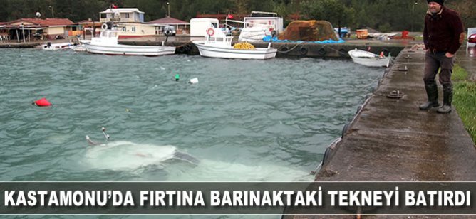 Kastamonu'da fırtına balıkçı barınağındaki tekneyi batırdı
