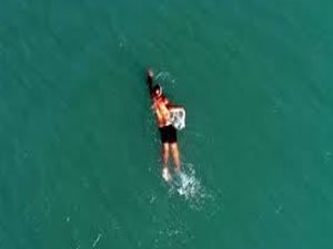 Antalya’da vatandaşlar ısınmak için denize girdi