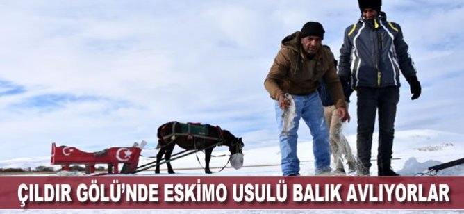 Atlı kızaklarla ulaştıkları gölde buzu kırıp balık avlıyorlar