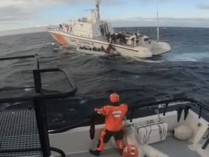 Sahil Güvenlik 22 düzensiz göçmeni botları batmadan kurtardı