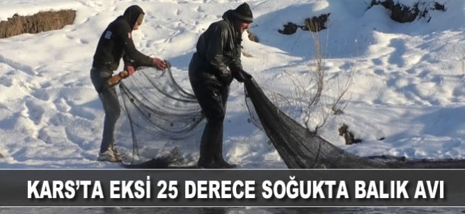 Kars'ta eksi 25 derece soğukta balık avı