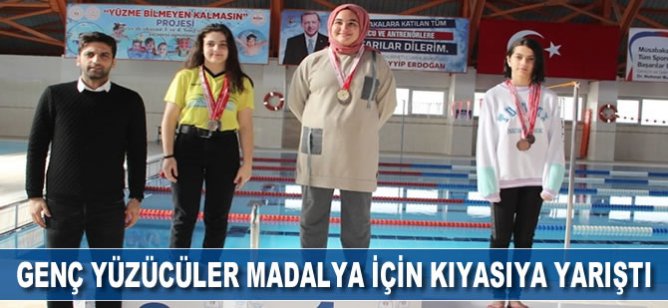 Genç yüzücüler madalya için kıyasıya yarıştı