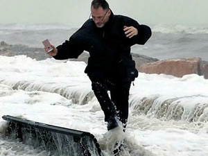 İspanya’da bir şehri deniz köpüğü bastı