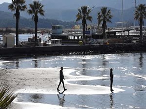 Akyaka'da deniz suyu 30 metre çekildi