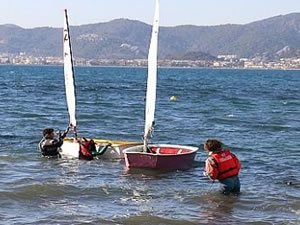 Minik yelkenciler sömestr tatilini kampta geçiriyor