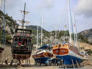 Antalya’da turistik yatlar periyodik kış bakımı için karaya çıktı
