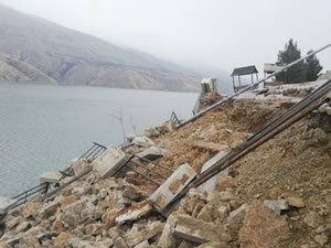 Deprem de feribot iskelesi ağır hasar gördü