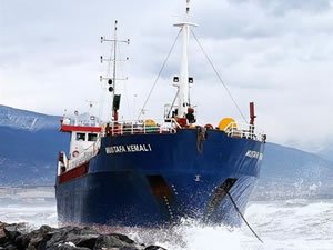 Hatay'da karaya oturan kargo gemisine fırtına nedeniyle müdahale edilemiyor