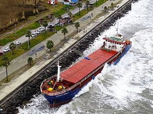 Hatay'da karaya oturan kargo gemisi kurtarıldı
