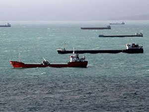Yük gemileri Karadeniz'de 'tam fırtına' uyarısıyla Sinop doğal limanına sığındı