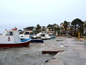 Ayvalık sahilinde bazı balıkçı tekneleri fırtınada alabora oldu