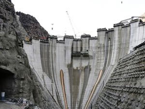 Dünyanın üçüncü en yüksek barajında çalışmalar devam ediyor