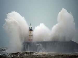 Ciara fırtınası deniz ulaşımını olumsuz etkiliyor