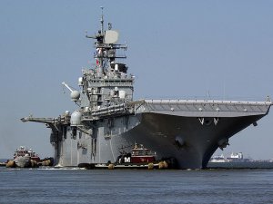 Amerkan Deniz Birlikleri savaş gemisi ile Basra Körfezi'ne girdi