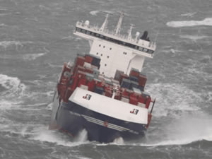OOCL Rauma gemisinin konteynerleri ağır hava şartları nedeniyle denize düştü
