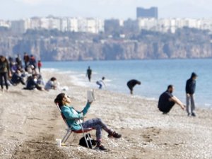 Antalya sahillerinde güneşli hava yoğunluğu