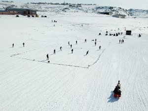 Buz tutan Çıldır Gölü'nde futbol oynadılar