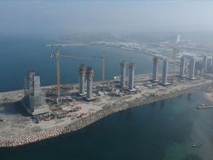 'Simgelerin Köprüsü'nde kulelerin yarısından fazlası tamamlandı