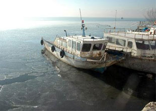 Doğu'nun denizi Van Gölü dondu!