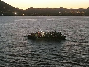 Bodrum'da 48 göçmen su alan tekneden kurtarıldı