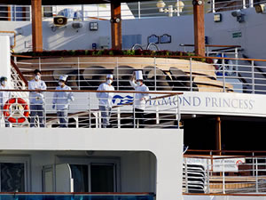 Karantina gemisinde kalan mürettebat da tahliye ediliyor