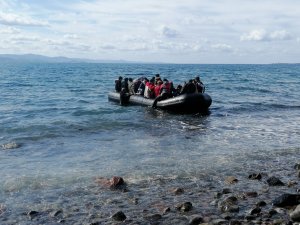 Mülteciler Ayvacık'tan botlarla Midilli Adası'na geçmeye başladı