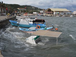 Ayvalık’ta şiddetli fırtına balıkçı teknelerini batırdı
