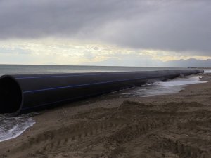 Sahile vuran 200 metrelik boru görenleri şaşkına çevirdi