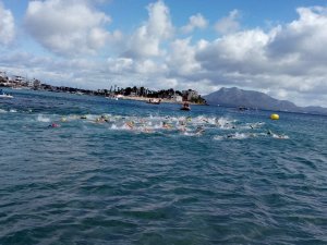 Kış yüzme maratonunda İdlib şehitleri için denize siyah çelenk bırakıldı
