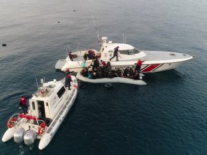 Batmak üzere olan göçmen botunu Sahil Güvenlik ekipleri kurtardı