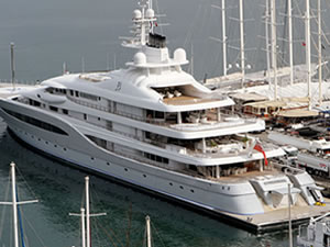 Fethiye'ye gelen lüks yat yakıt ikmali yaptı