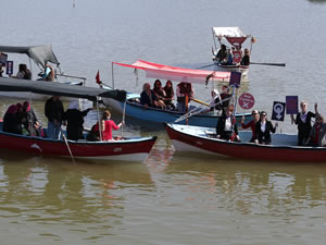 Sandalla göle açılarak kadın haklarına dikkat çektiler