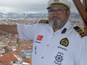 Denizi yok ama kaptanı var