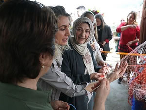 Dilek İmamoğlu balıkçı kadınlarla buluştu