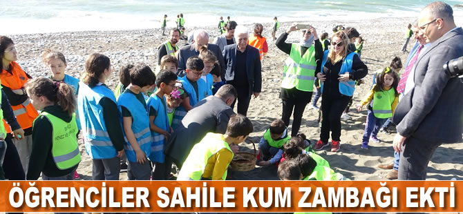 Öğrenciler sahile kum zambağı ekti