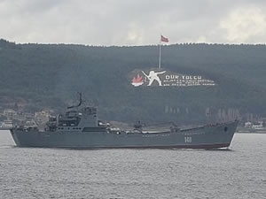 Rus savaş gemisi Çanakkale Boğazı'ndan geçti