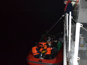 Geri itilen göçmenleri yine sahil güvenlik kurtardı