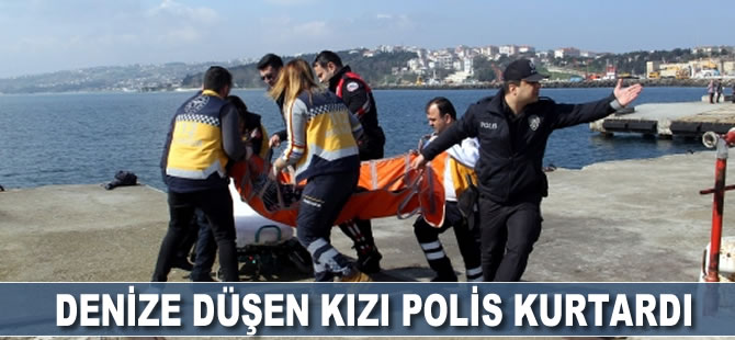 Denize düşen kızı polis kurtardı