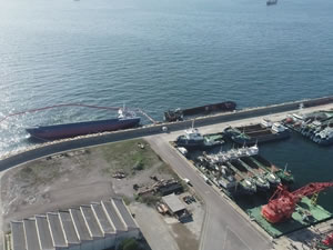 Kazada yan yatan gemi havadan görüntülendi