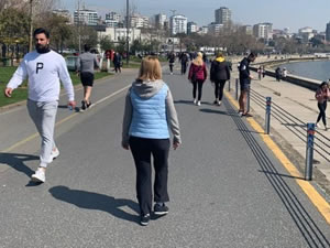 ''Evde kal'' uyarılarına kulak asmadılar, Caddebostan sahilinde spor ve yürüyüş yaptılar