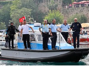 Deniz Polisi, Sağlık çalışanlarına alkış tutarak destek verdi