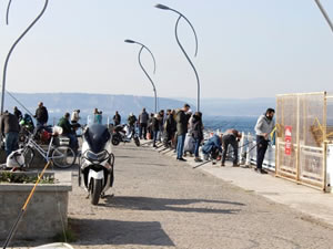 Çanakkale'de vatandaşlar koronavirüs salgınına rağmen sahilde balık tuttu