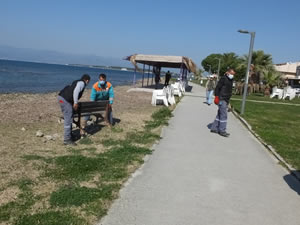 Burhaniye’de sahilinde banklar kaldırıldı