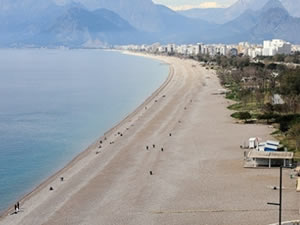 Antalyalılar evde kaldı, sahil boşaldı