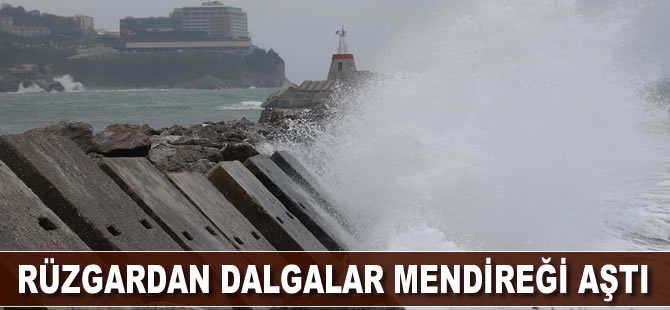 Rüzgar nedeniyle dalgalar mendireği aştı