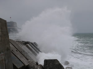 Rüzgar nedeniyle dalgalar mendireği aştı