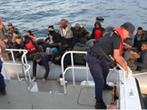 İzmir'de Yunan Sahil Güvenlik ekipleri tarafından geri itilen 79 sığınmacı kurtarıldı