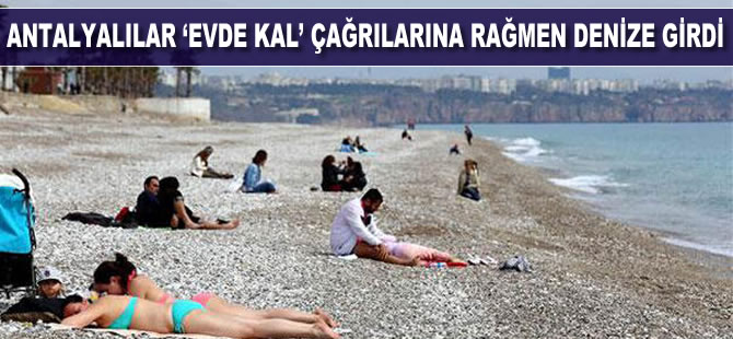 Antalyalılar 'Evde kal' çağrılarına rağmen denize girdi